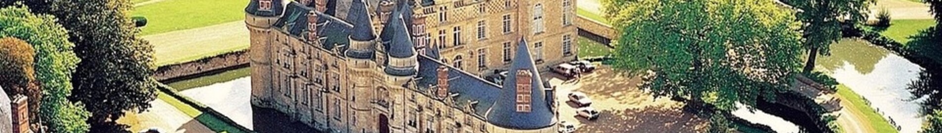 Închiriați un elicopter pentru Château D’Esclimont cu survolarea Tour de Paris
