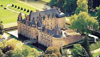 Închiriați un elicopter pentru Château D’Esclimont cu survolarea Tour de Paris