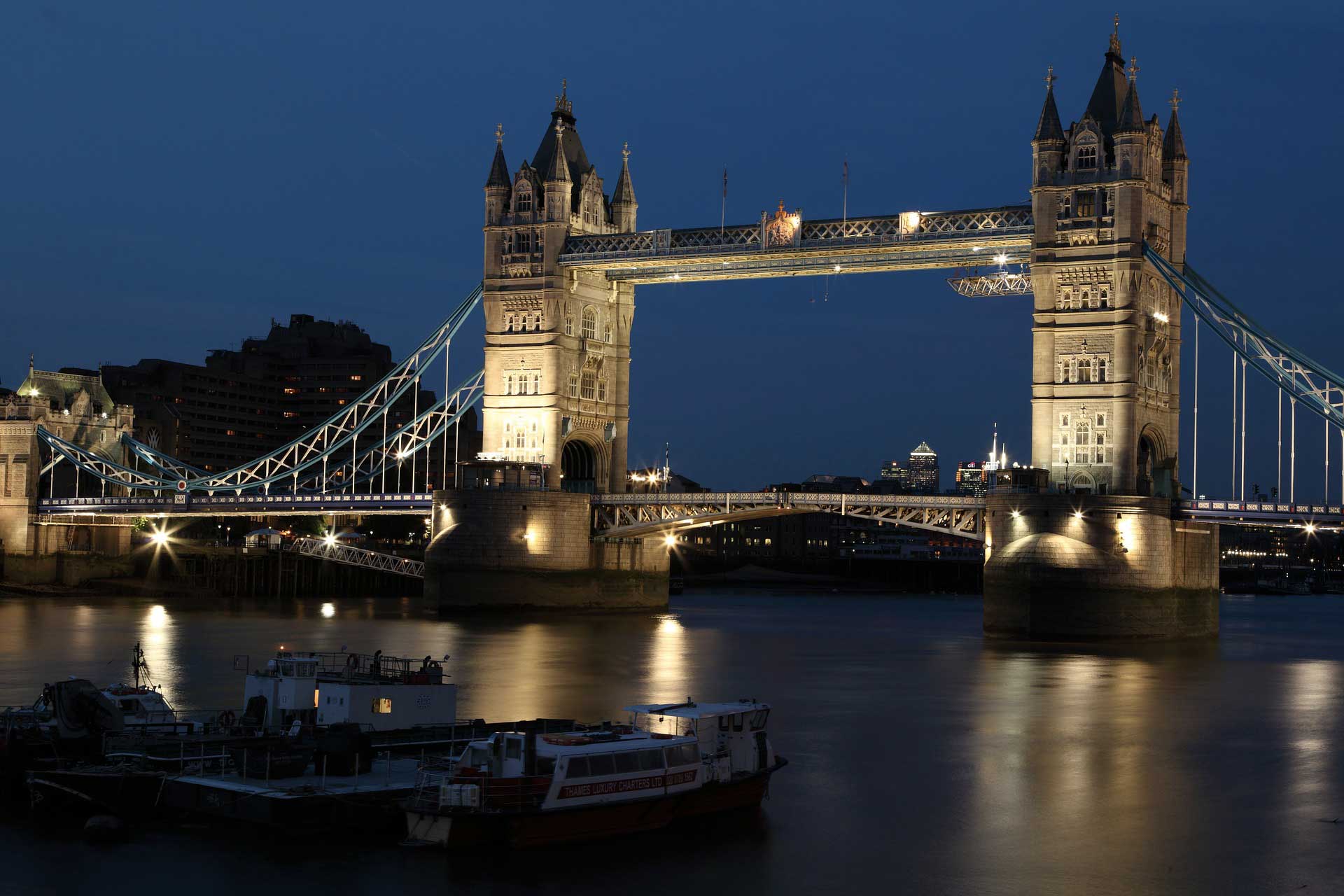 London Bridge éclairé de nuit