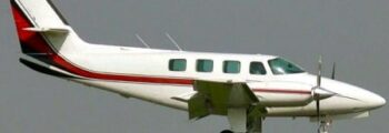 **location jet privé, petit avion bleu au décolleté**