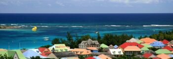 Resort tropical : piscine, transats, pavillon, palmiers.