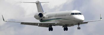G550 jet privé en vol au dessus des nuages au couché de soleil