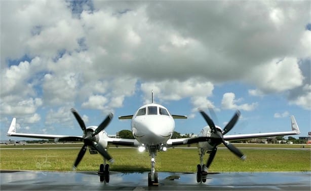 location jet privé - Cockpit d'un CESSNA 303