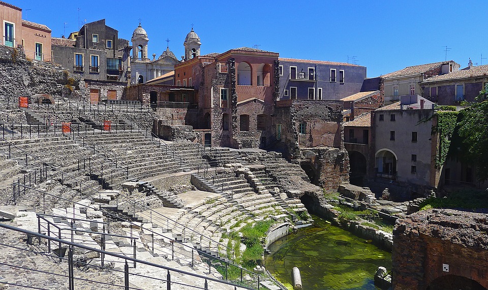 Amphithéâtre romain à Catane sous ciel bleu.