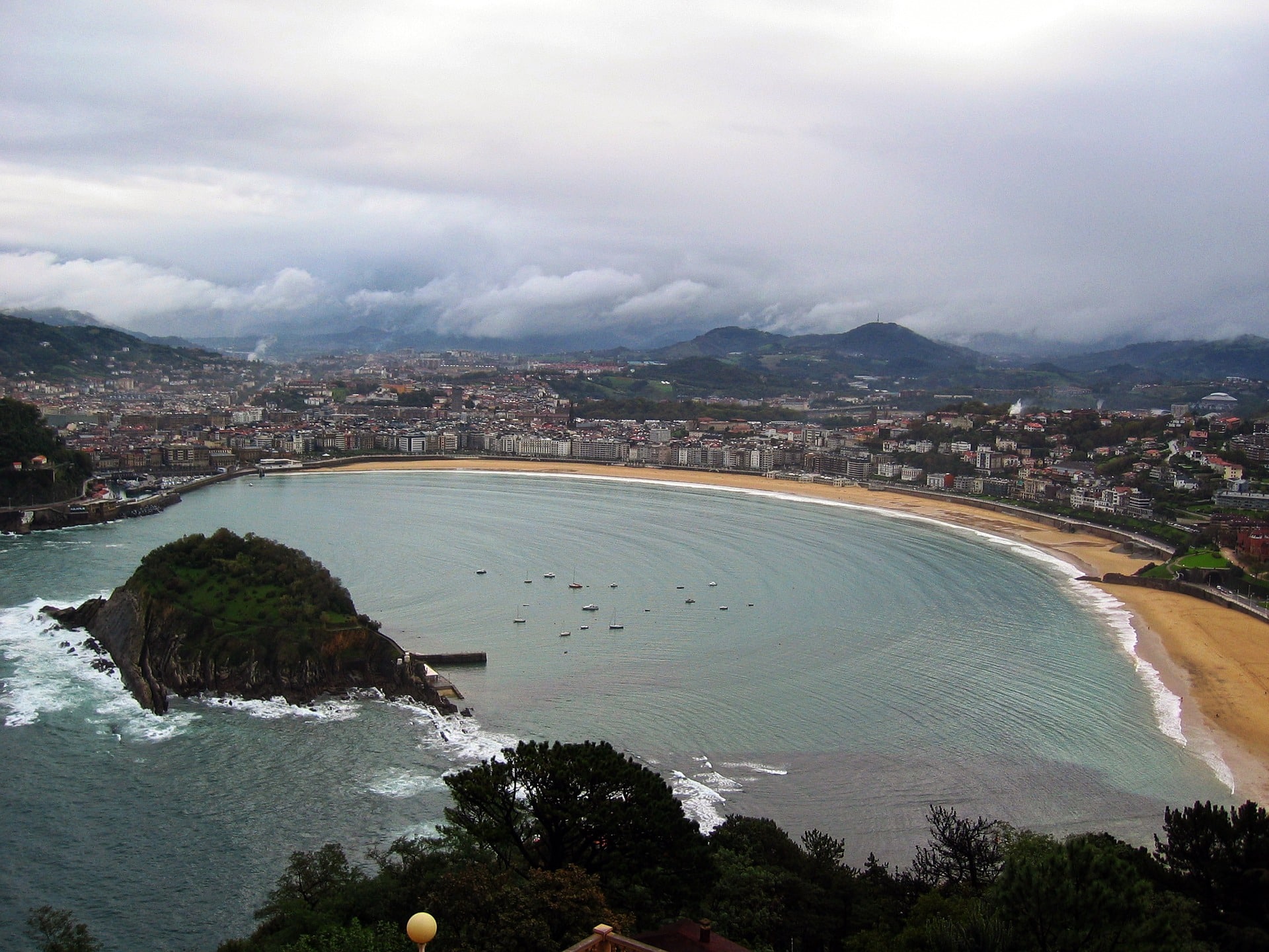 Saint-Sébastien : vue aérienne de la baie en croissant.