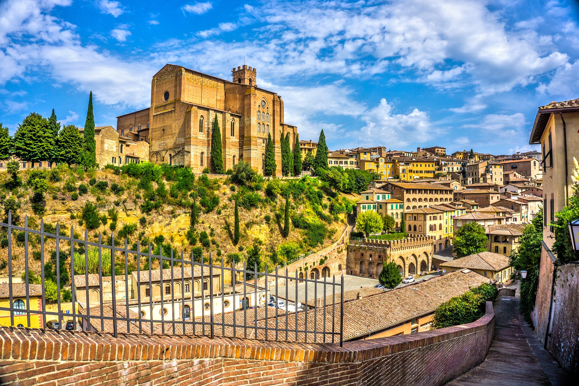 Sienne : Vue panoramique avec basilique historique sous ciel bleu