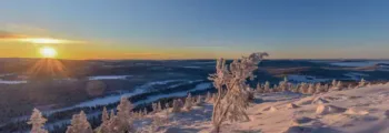 Rodez Aveyron vue panoramique sous un ciel partiellement nuageux.