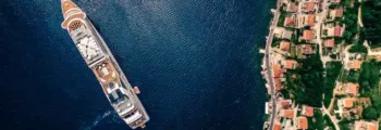 Paysage urbain au crépuscule reflété dans l'eau calme.