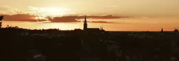 Amiens Glisy : Canal pittoresque avec café et église.