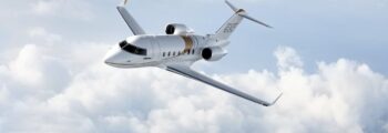 G550 jet privé en vol au dessus des nuages au couché de soleil