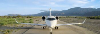 Jet privé Falcon 20 intérieur beige avec nourriture sur la table