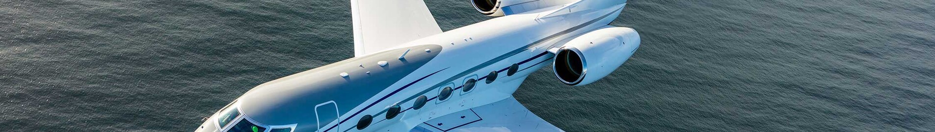 De ce sunt albe avioanele private?