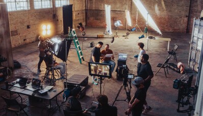 Transportul echipelor de filmare și al echipamentelor de producție: apelați la aviația privată.