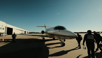 Călătorii de grup: Descoperiți avantajele aviației de afaceri.