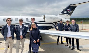 Photo équipe courtier aérien AEROAFFAIRES devant jet privé