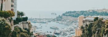 Empuriabrava : vue mer paisible avec boissons.