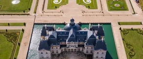 Zbor cu elicopterul deasupra Château De Vaux-Le-Vicomte