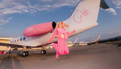 Sliv Air: Paris Hilton semnează un Gulfstream în propria sa imagine